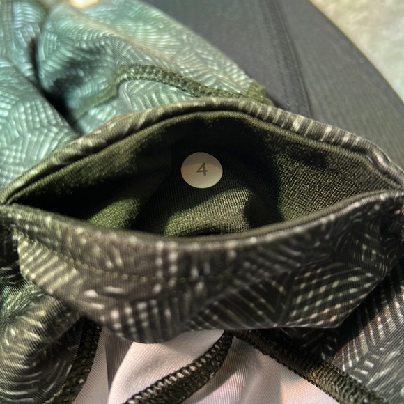 Lululemon capris tights. Size 4. RARE - Picture 5 of 6